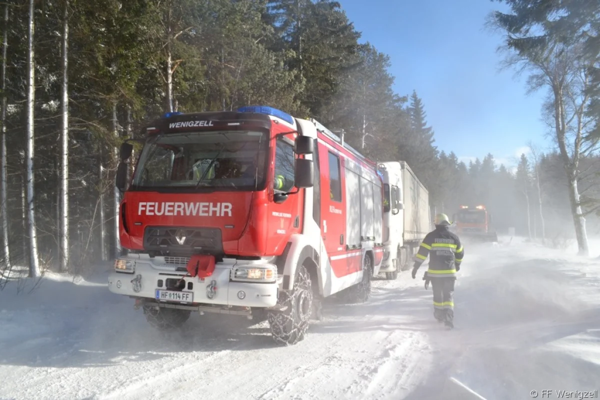 LKW Bergung Winter Feuerwehr Wenigzell